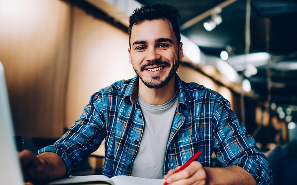 Ein Mann mit einem Stift in der Hand